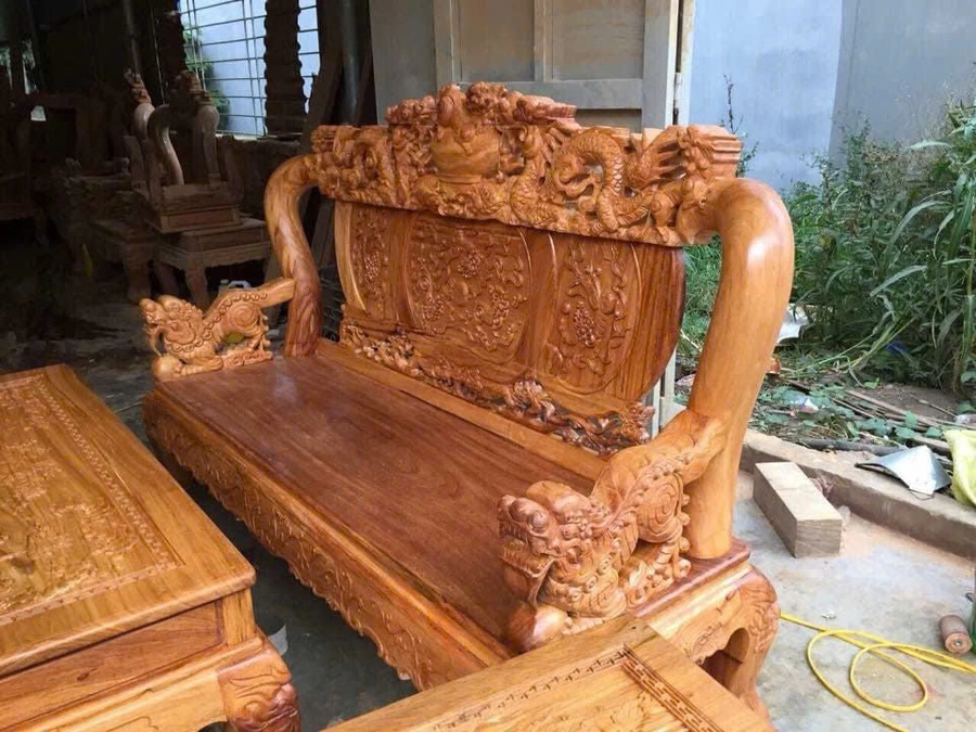 Bộ bàn ghế gỗ chạm khắc tinh xảo